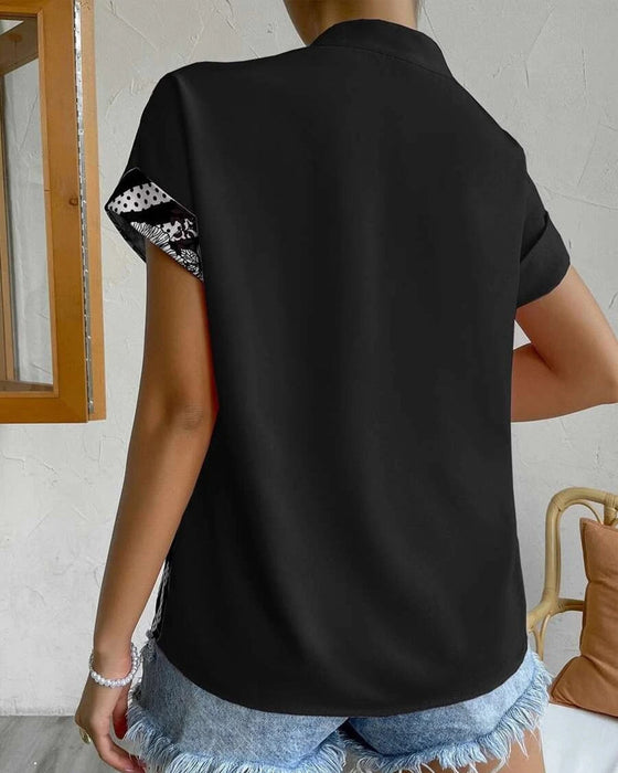 Blus i panel med blommönster med knapp och kort ärm