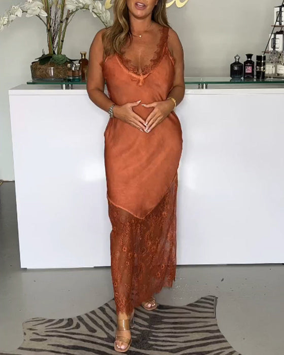 Enfärgad hängselklänning med spets