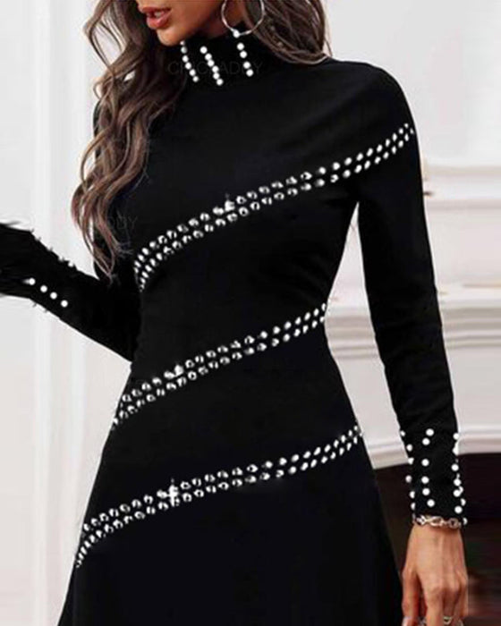 Enfärgad långärmad klänning med pärlor