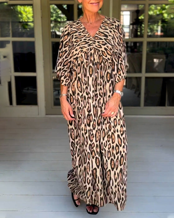 V-ringad klänning med leopardmönstrad