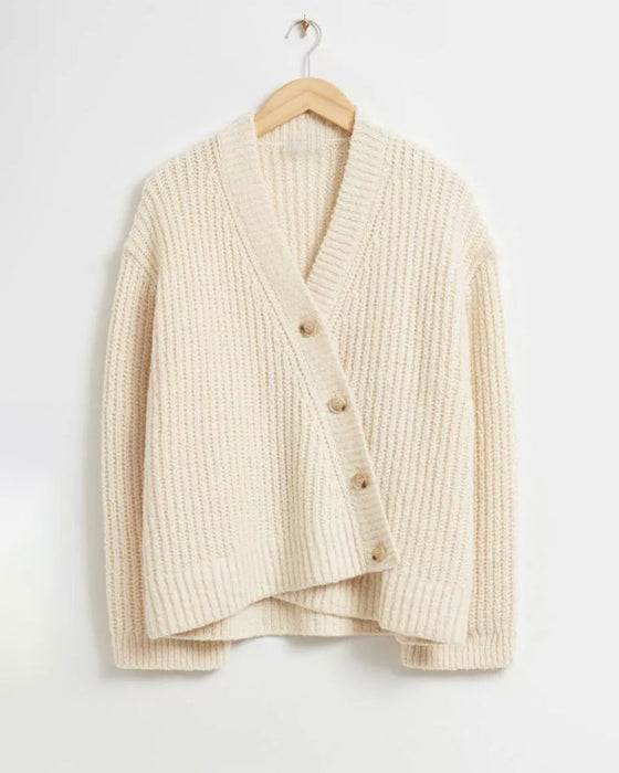 Enfärgad v-ringad cardigan med knappar