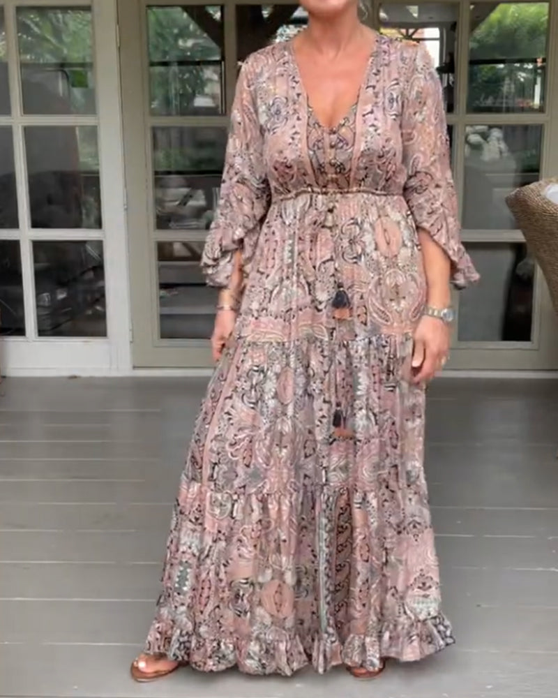 Klänning med volangärm och V-ringning