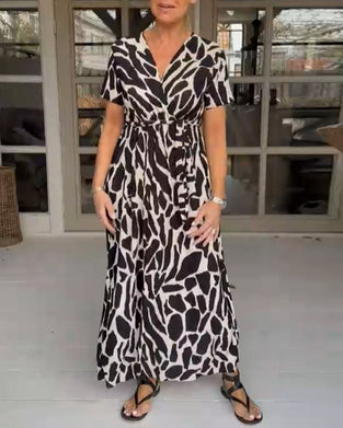 Kortärmad klänning med v-ringning