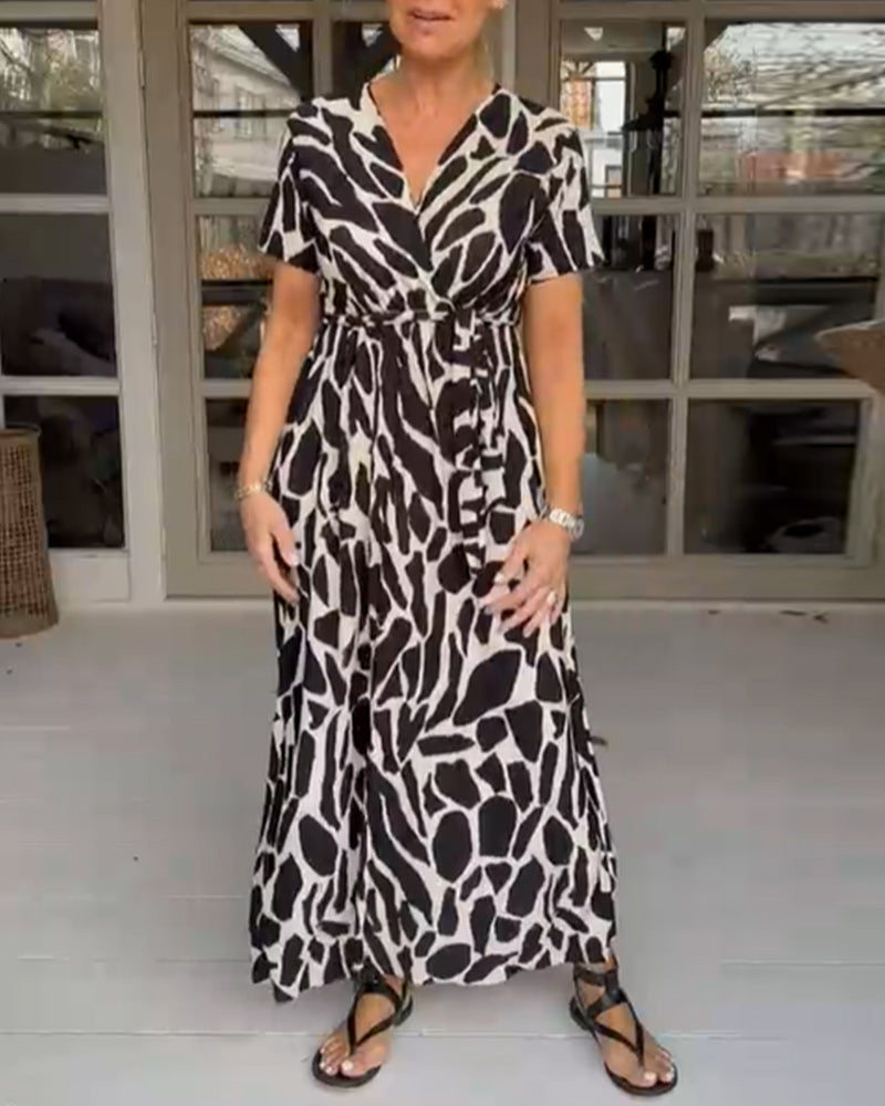 Kortärmad klänning med v-ringning