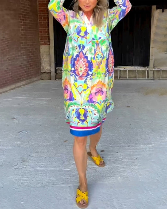 Lös Klänning med tryck och V-ringning