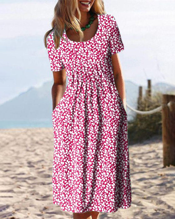 Kortärmad klänning med lövtryck