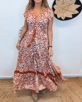 Kortärmad elegant klänning med V-ringad tryck