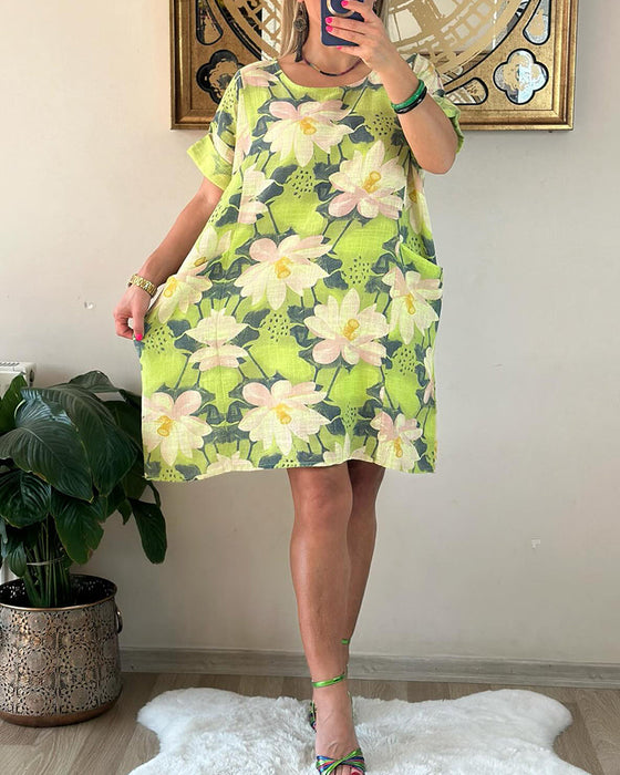 Klänning med blommönster och rund halsringning