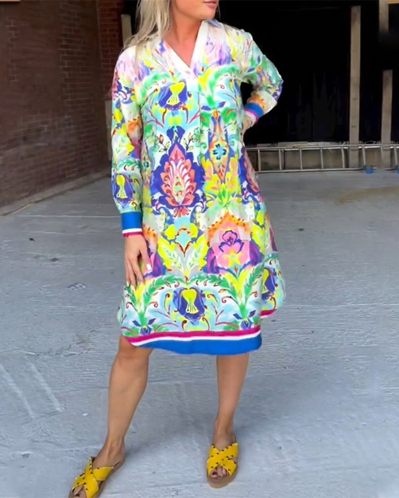 Lös Klänning med tryck och V-ringning