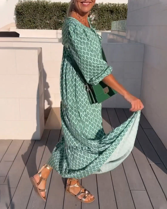 Modetryckt klänning med rund hals