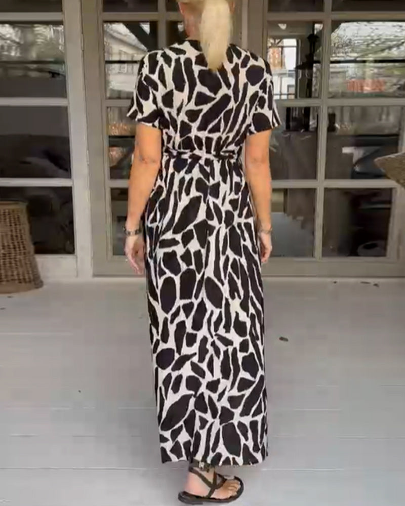 Kortärmad klänning med v-ringning