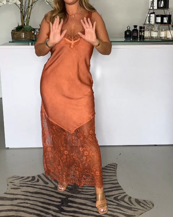 Enfärgad hängselklänning med spets