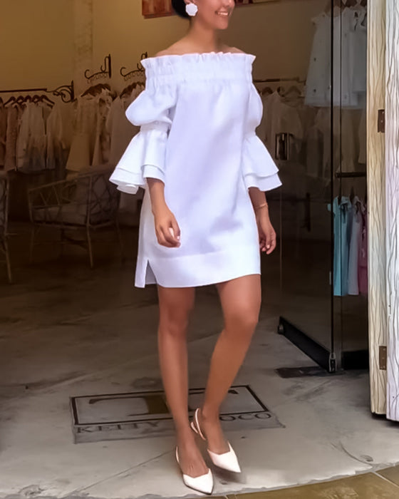 Klänning med utsvängd ärm och en axel