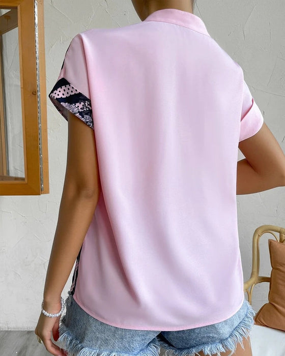 Blus i panel med blommönster med knapp och kort ärm