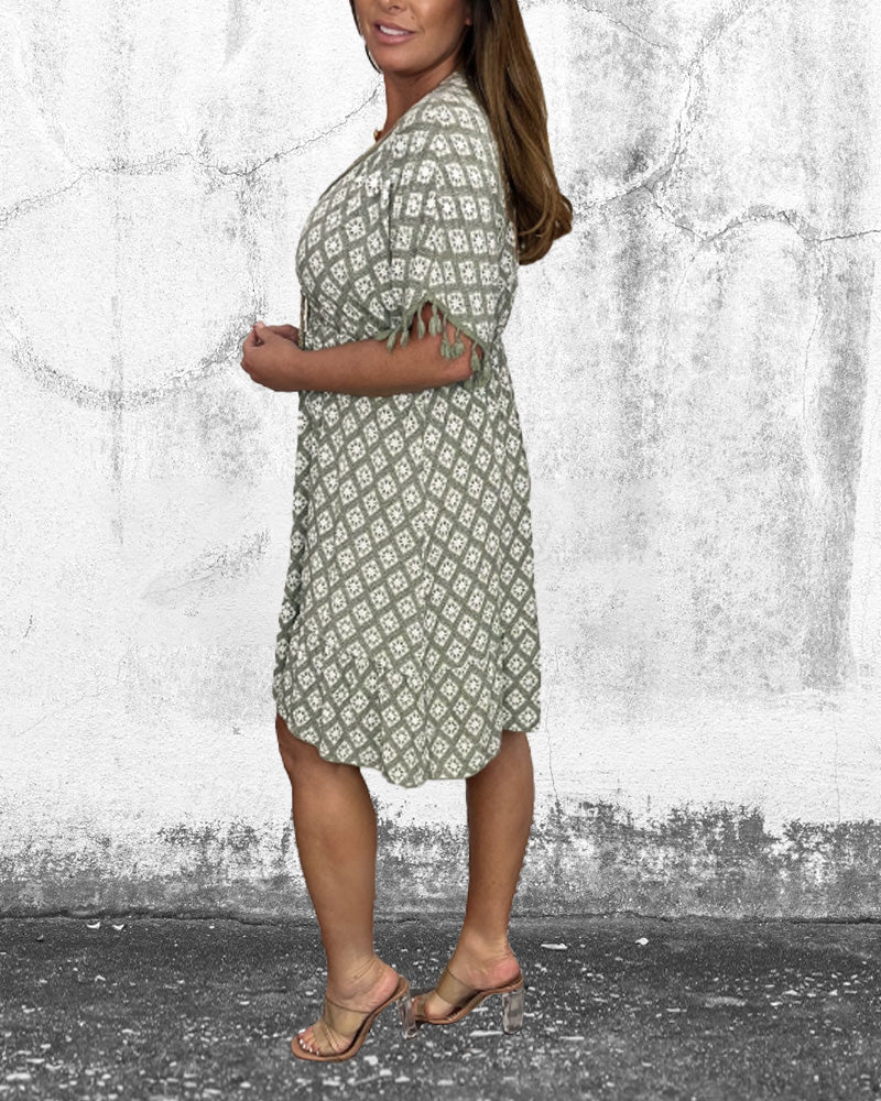 Halvärmsklänning med v-ringning