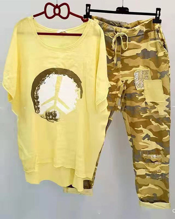 T-shirt och byxset med kamouflagetryck