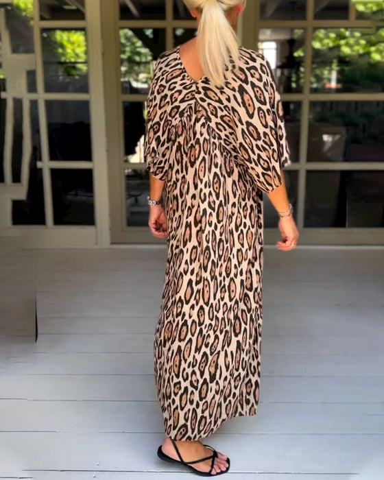 V-ringad klänning med leopardmönstrad