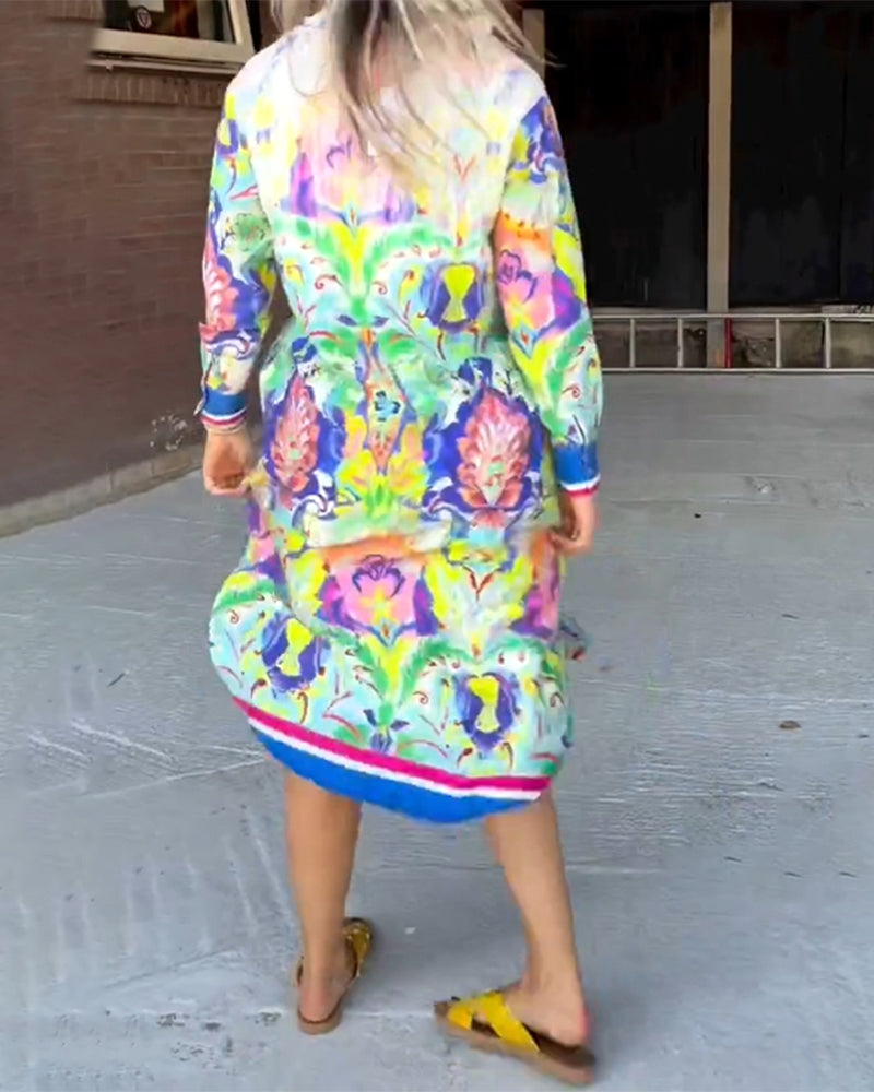 Lös Klänning med tryck och V-ringning