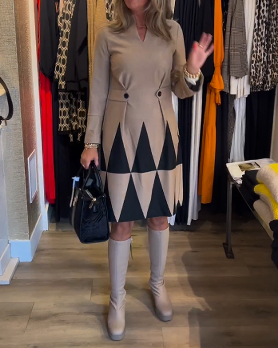 Elegant klänning med geometriskt tryck