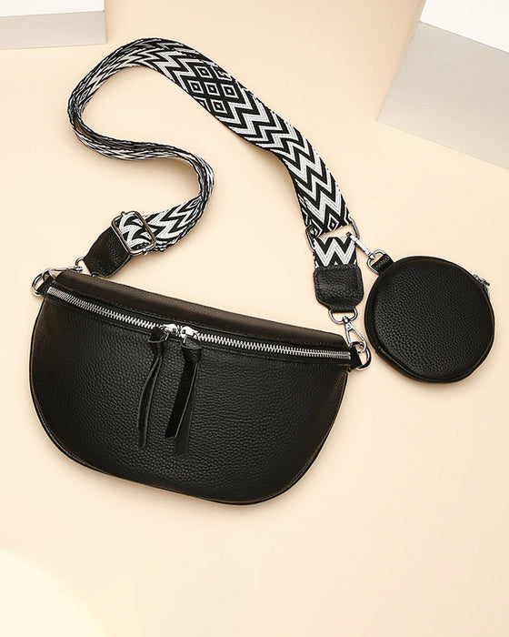 Kvinnors axelväska i sadelform, som också kan bäras som en crossbody-väska