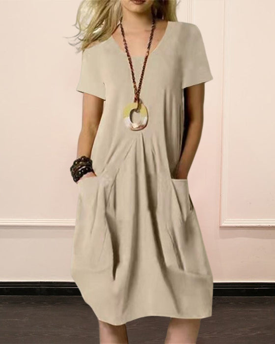 Enfärgad kortärmad klänning med rund hals