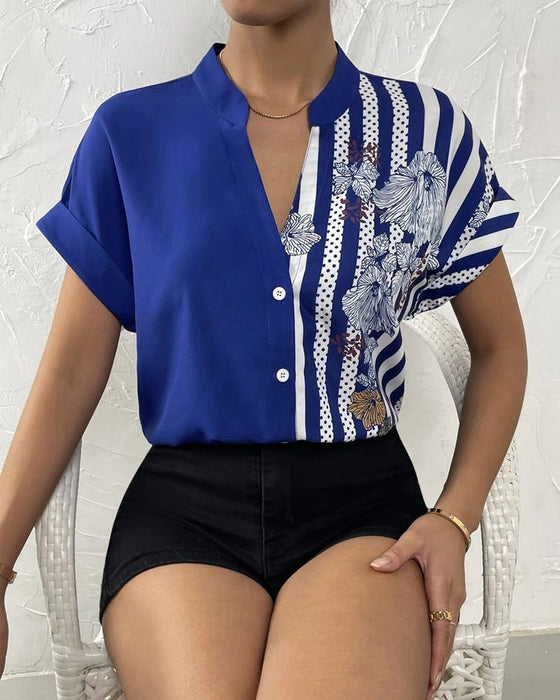 Blus i panel med blommönster med knapp och kort ärm