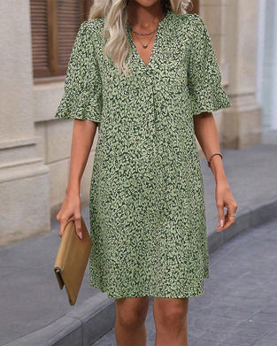 Elegant V-ringad klänning med tryck