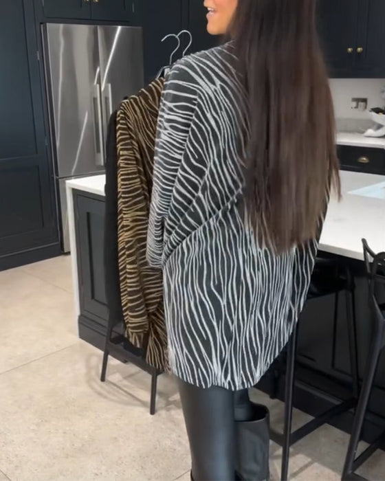 Blus med zebratryck och långa ärmar