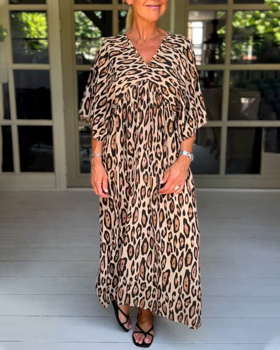 V-ringad klänning med leopardmönstrad
