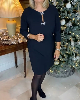 Enkel enfärgad klänning med rund hals