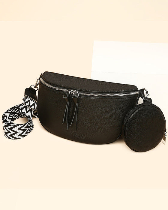 Kvinnors axelväska i sadelform, som också kan bäras som en crossbody-väska