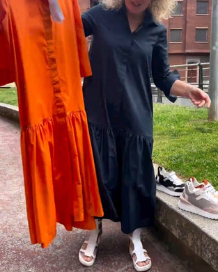 Enfärgad avslappnad långärmad klänning