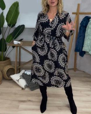 Klänning med V-ringning och långa ärmar