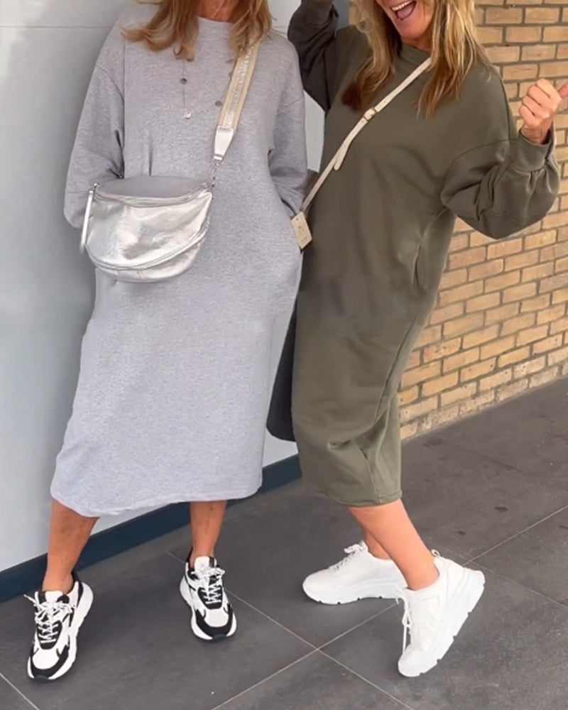 Enfärgad fickklänning med rund hals