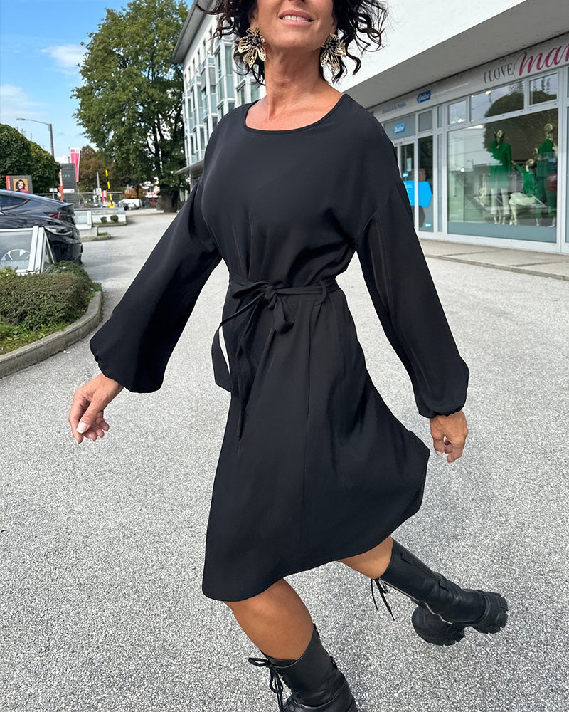 Enfärgad klänning med rund hals och knytband