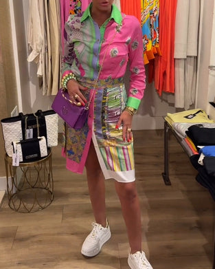 Färgglad klänning med slits