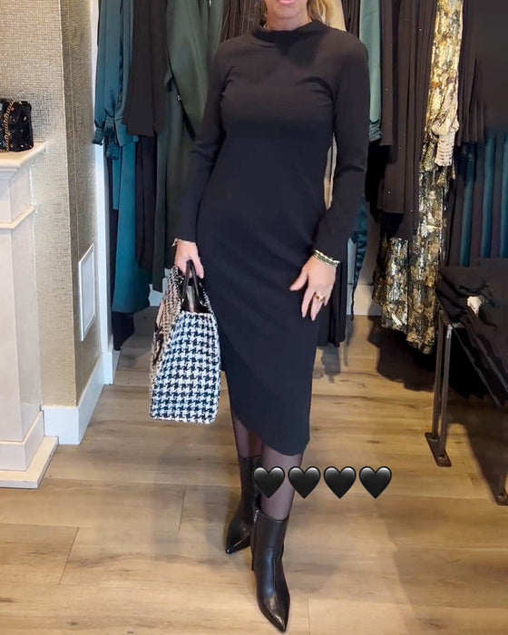 Elegant enfärgad klänning med slits i sidan