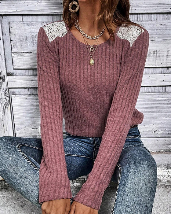 Långärmad spets i panel med rund hals