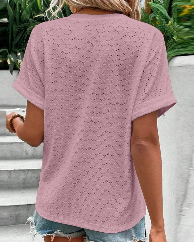 Avslappnad v-ringad enfärgad blus med knappar