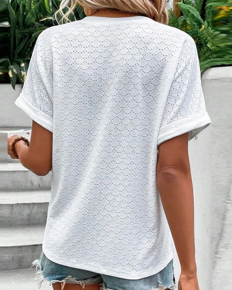 Avslappnad v-ringad enfärgad blus med knappar