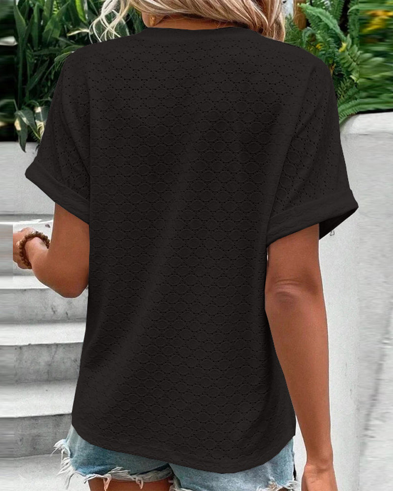 Avslappnad v-ringad enfärgad blus med knappar