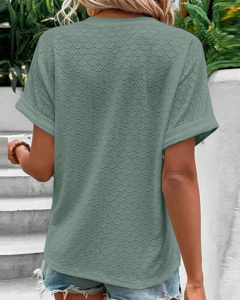 Avslappnad v-ringad enfärgad blus med knappar