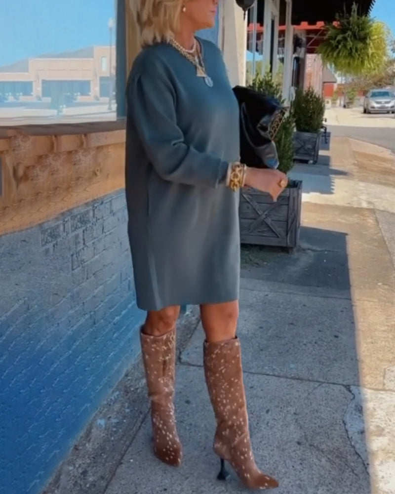 Enfärgad elegant klänning med rund hals