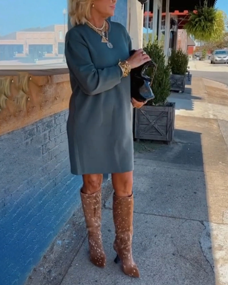 Enfärgad elegant klänning med rund hals