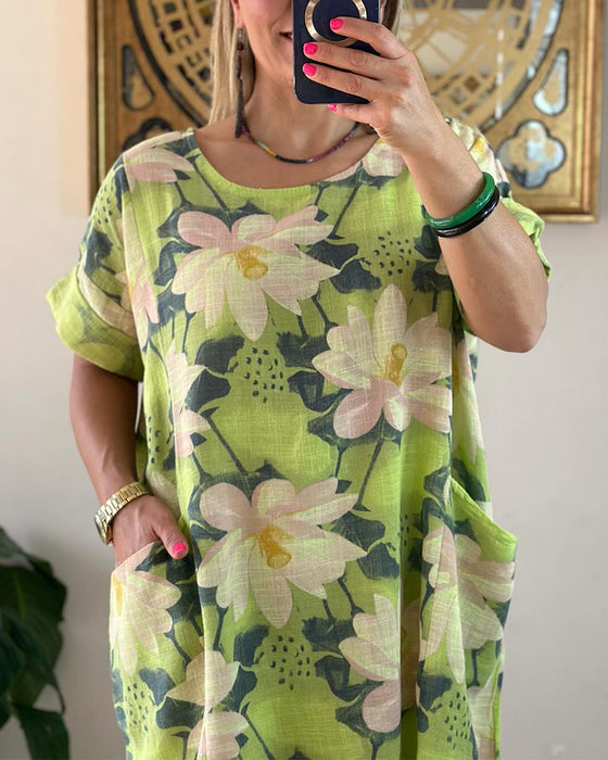 Klänning med blommönster och rund halsringning