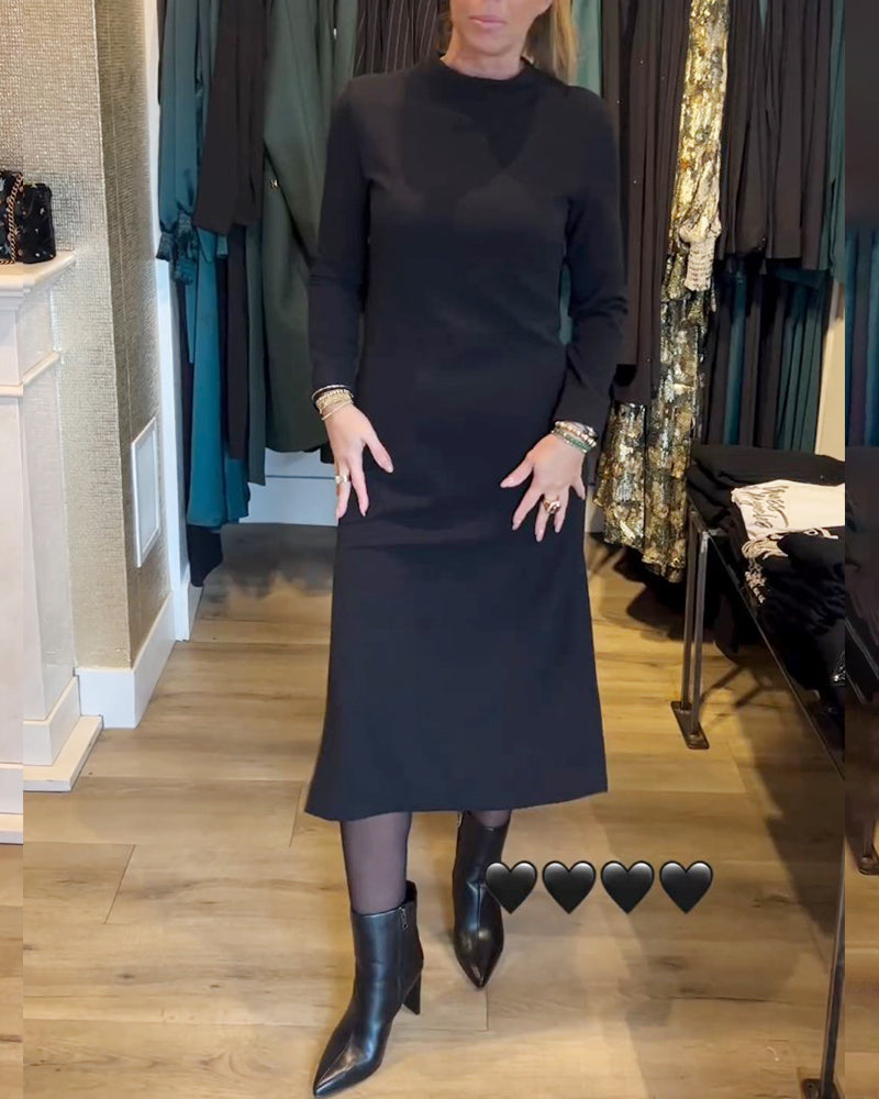 Elegant enfärgad klänning med slits i sidan