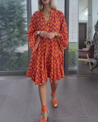 Klänning med V-ringning och elegant stil och tryck