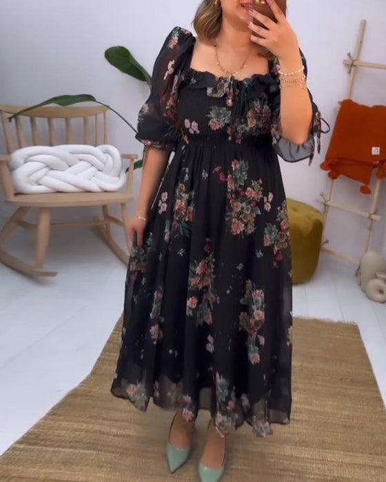 Blommig elegant klänning med fyrkantig hals