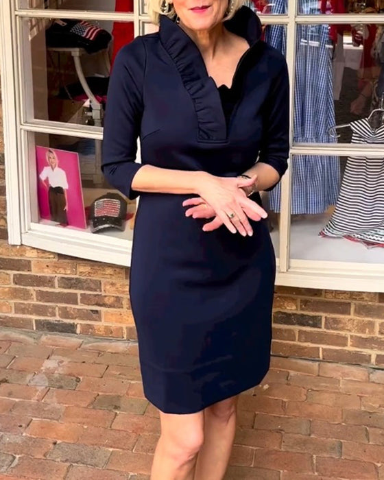 Enfärgad klänning med svampkrage