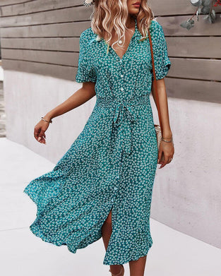 Klänning med korta ärmar, napp i midjan och blommönster